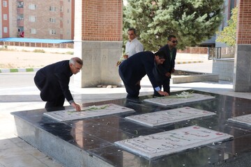غبارروبی گلزار شهدا هم‌زمان با آغاز هفته گردشگری در خراسان شمالی