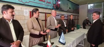 برگزاری میز خدمت در مسجد جامع پاوه به مناسبت هفته دفاع مقدس و آغاز هفته گردشگری