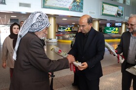 اهدای  گل به زائرین  مشهد الرضا( ع)در   روز جهانی جهانگردی و هفته گردشگری