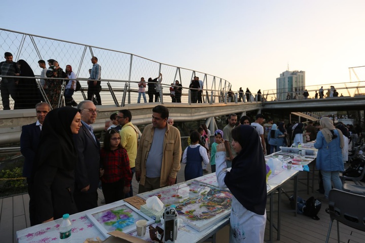 برگزاری کارگاه زنده «هنر شفاف» بر پل طبیعت با استقبال گسترده شهروندان
