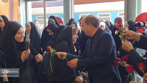 اهدای  گل به زائرین  مشهد الرضا در   روز جهانی جهانگردی و هفته گردشگری