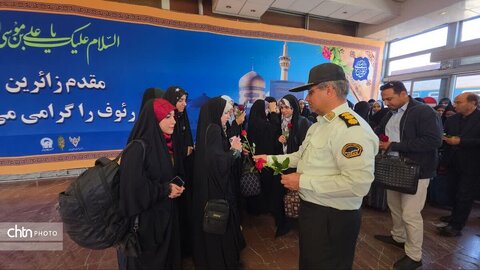 اهدای  گل به زائرین  مشهد الرضا در   روز جهانی جهانگردی و هفته گردشگری