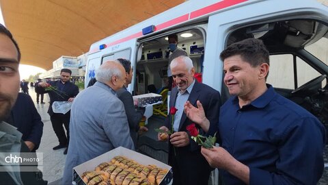 اهدای  گل به زائرین  مشهد الرضا در   روز جهانی جهانگردی و هفته گردشگری