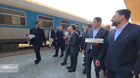 اهدای  گل به زائرین  مشهد الرضا در   روز جهانی جهانگردی و هفته گردشگری