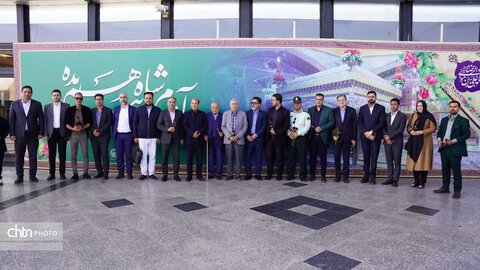 اهدای  گل به زائرین  مشهد الرضا در   روز جهانی جهانگردی و هفته گردشگری