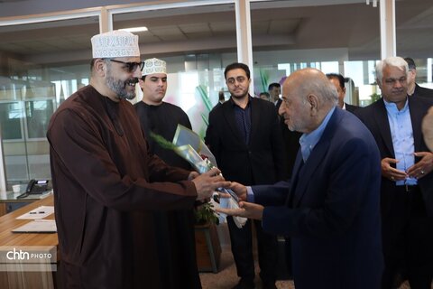 اهدای  گل به زائرین  مشهد الرضا در   روز جهانی جهانگردی و هفته گردشگری