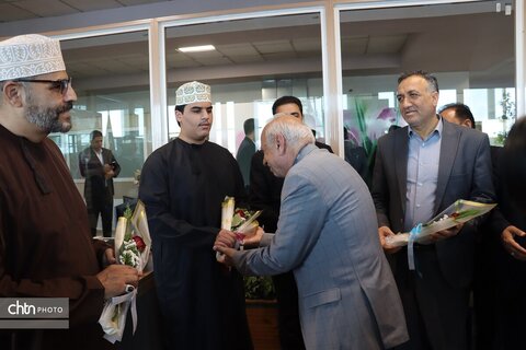 اهدای  گل به زائرین  مشهد الرضا در   روز جهانی جهانگردی و هفته گردشگری