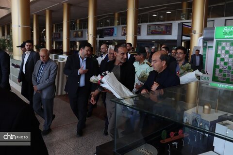 اهدای  گل به زائرین  مشهد الرضا در   روز جهانی جهانگردی و هفته گردشگری