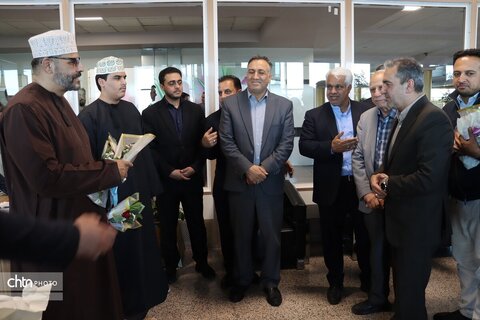 اهدای  گل به زائرین  مشهد الرضا در   روز جهانی جهانگردی و هفته گردشگری