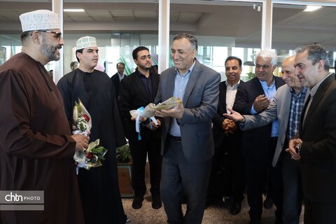 اهدای  گل به زائرین  مشهد الرضا در   روز جهانی جهانگردی و هفته گردشگری