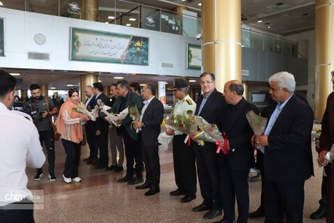 اهدای  گل به زائرین  مشهد الرضا در   روز جهانی جهانگردی و هفته گردشگری