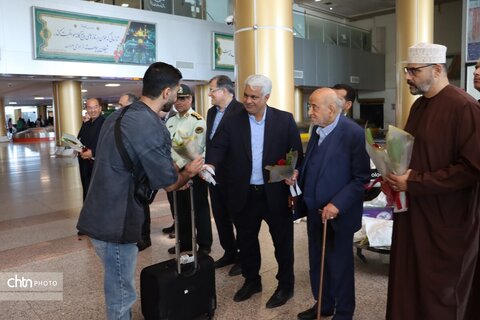 اهدای  گل به زائرین  مشهد الرضا در   روز جهانی جهانگردی و هفته گردشگری