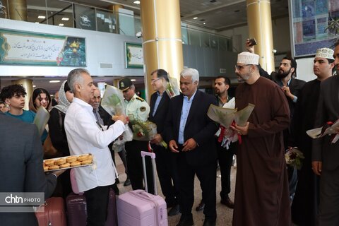 اهدای  گل به زائرین  مشهد الرضا در   روز جهانی جهانگردی و هفته گردشگری