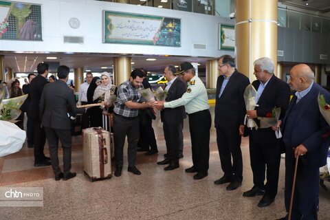 اهدای  گل به زائرین  مشهد الرضا در   روز جهانی جهانگردی و هفته گردشگری