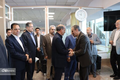 اهدای  گل به زائرین  مشهد الرضا در   روز جهانی جهانگردی و هفته گردشگری