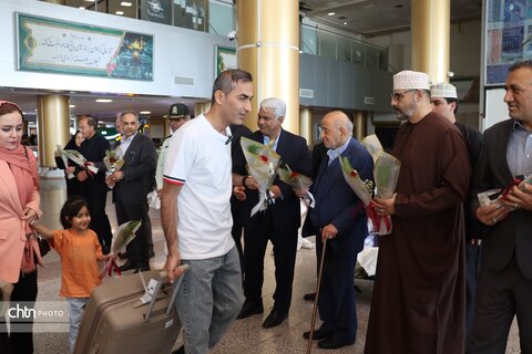 اهدای  گل به زائرین  مشهد الرضا در   روز جهانی جهانگردی و هفته گردشگری