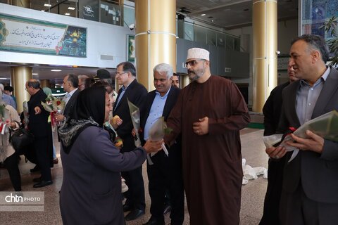 اهدای  گل به زائرین  مشهد الرضا در   روز جهانی جهانگردی و هفته گردشگری