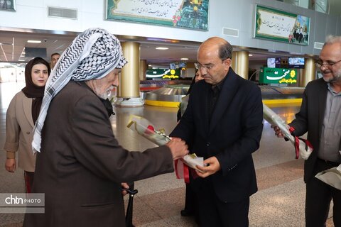 اهدای  گل به زائرین  مشهد الرضا در   روز جهانی جهانگردی و هفته گردشگری