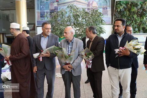 اهدای  گل به زائرین  مشهد الرضا در   روز جهانی جهانگردی و هفته گردشگری