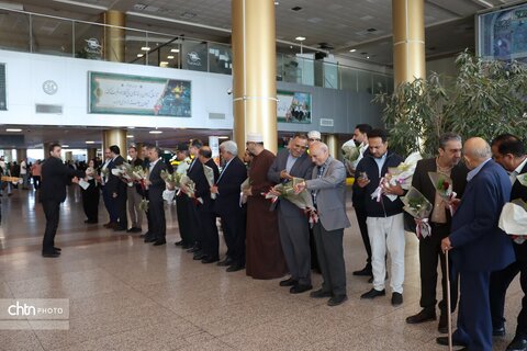 اهدای  گل به زائرین  مشهد الرضا در   روز جهانی جهانگردی و هفته گردشگری