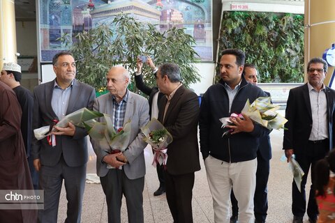 اهدای  گل به زائرین  مشهد الرضا در   روز جهانی جهانگردی و هفته گردشگری