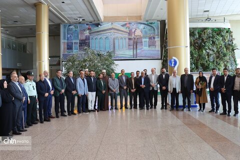 اهدای  گل به زائرین  مشهد الرضا در   روز جهانی جهانگردی و هفته گردشگری