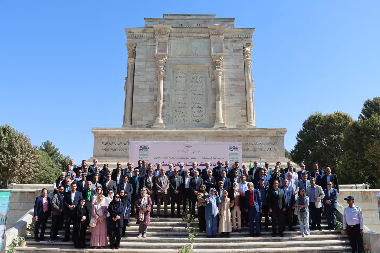 ضرباهنگ گردشگری در آرامگاه فردوسی به صدا در آمد/ آغاز هفته گردشگری در خراسان رضوی با تأکید بر رونق دوباره صنعت گردشگری
