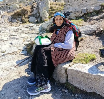 جشن تولد ۱۰۲ سالگی بانوی سالمند در قلعه تاریخی بابک/ شادمانی خانوادگی در دل طبیعت کلیبر