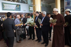 اهدای گل به زائرین مشهد الرضا( ع)در روز جهانی جهانگردی و هفته گردشگری