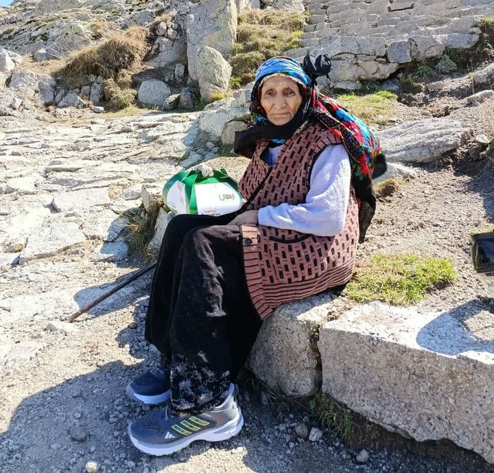 جشن تولد ۱۰۲ سالگی بانوی سالمند در قلعه تاریخی بابک/ شادمانی خانوادگی در دل طبیعت کلیبر