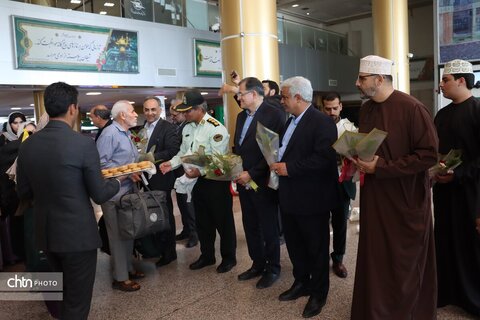 اهدای گل به زائرین مشهد الرضا( ع)در روز جهانی جهانگردی و هفته گردشگری