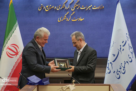 تفاهم‌نامه همکاری‌ بین معاونت گردشگری و شرکت ایران‌ایر(هما)