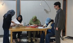 بانوان جوان بروجنی در مسابقه نقاشی ایثار و مقاومت با یکدیگر رقابت کردند