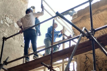 جمع‌آوری داربست‌های فلزی بقعه پیر بکران پس از ۵۰ سال