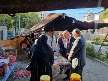 بازدید هیئت و گردشگران عراقی از جشنواره و نمایشگاه «نان، سنت، طعم» در قلعه تاریخی والی ایلام