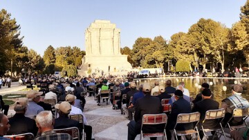 گردهمایی سالمندان از سراسر کشور در آرامگاه فردوسی به‌مناسبت هفته گردشگری