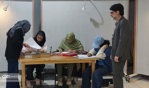 بانوان جوان بروجنی در مسابقه نقاشی ایثار و مقاومت با یکدیگر رقابت کردند
