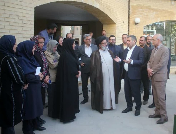 بازدید مشاور رئیس جمهوری از بیت تاریخی حضرت امام خمینی (ره) در خمین به‌مناسبت سفر به استان مرکزی