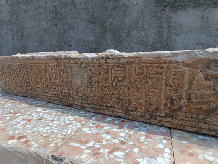 کشف سنگ‌قبری هزارساله با مضامین شیعی در اقلید/ اثری کم‌نظیر با نام دوازده امام(ع)