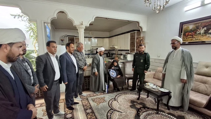 دیدار با خانواده شهیدان، گلباران گلزار شهدا و دیدار با فرماندار سرخه در هفته گردشگری