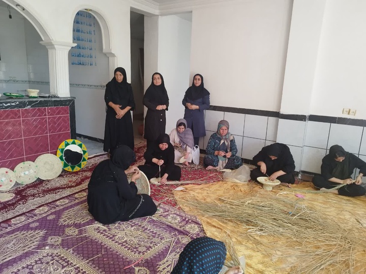 دوره آموزشی حصیربافی در روستای تلخاب بدره ایلام برگزار شد