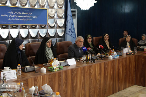 دیدار صمیمانه وزیر میراث‌فرهنگی با بانوان فعال در حوزه گردشگری