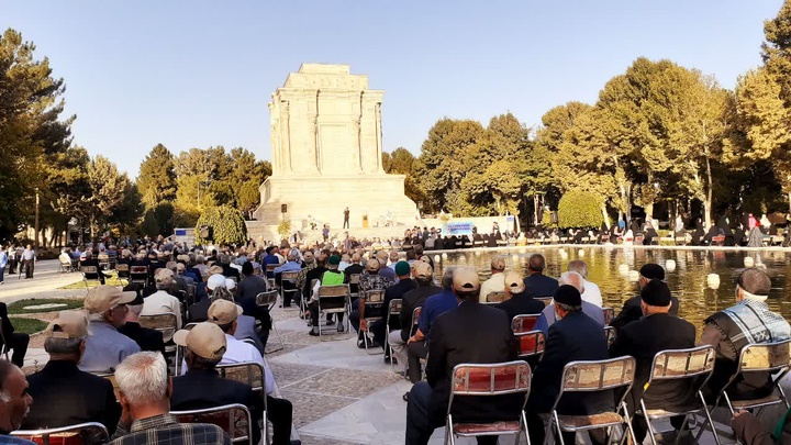 گردهمایی سالمندان از سراسر کشور در آرامگاه فردوسی به‌مناسبت هفته گردشگری