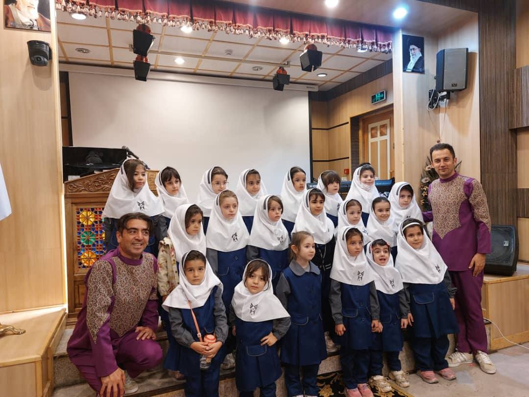 اجرای نمایش ویژه کودکان به مناسبت هفته گردشگری/ معرفی مفاهیم گردشگری در قالب برنامه آموزشی و نمایشی در تبریز