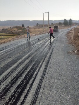آغاز عملیات قیرپاشی راه دسترسی سازوبن سیروان ایلام