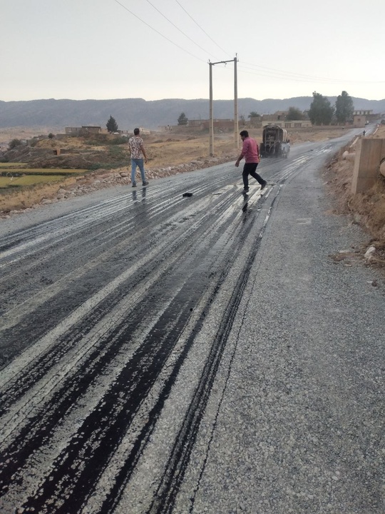 آغاز عملیات قیرپاشی راه دسترسی سازوبن سیروان ایلام