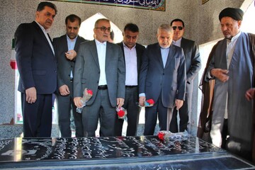 غبارروبی گلزار شهدای سی‌سخت با حضور وزیر میراث‌فرهنگی، گردشگری و صنایع‌دستی