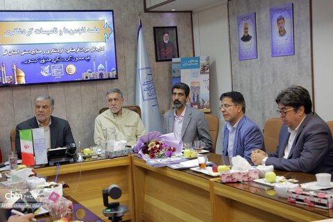 بررسی مسائل انجمن‌های گردشگری قم با حضور مشاور وزیر میراث‌فرهنگی