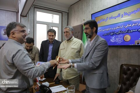 بررسی مسائل انجمن‌های گردشگری قم با حضور مشاور وزیر میراث‌فرهنگی