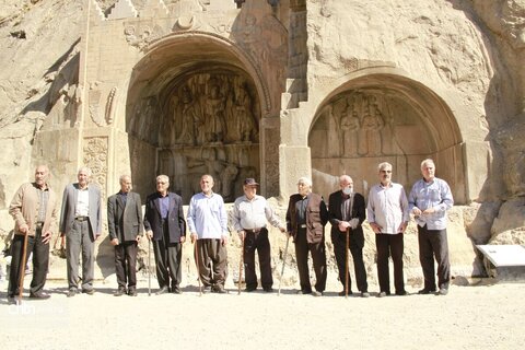 بازدید سالمندان کرمانشاهی از تاق‌بستان